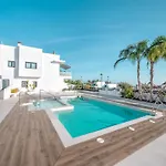 Nyaraló New Luxurious House With Rooftop Terrace And Pool