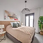 Nyaraló New Luxurious House With Rooftop Terrace And Pool