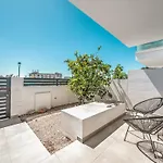 New Luxurious House With Rooftop Terrace And Pool