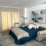 Nyaraló New Luxurious House With Rooftop Terrace And Pool