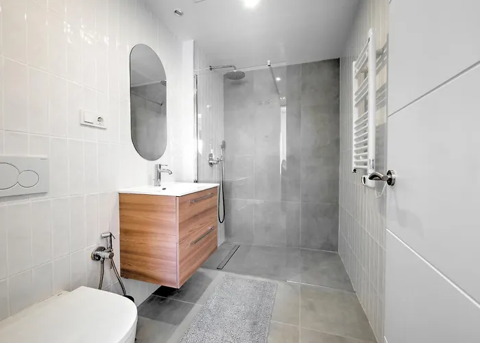 New Luxurious House With Rooftop Terrace And Pool