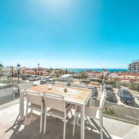 Nyaraló New Luxurious House With Rooftop Terrace And Pool