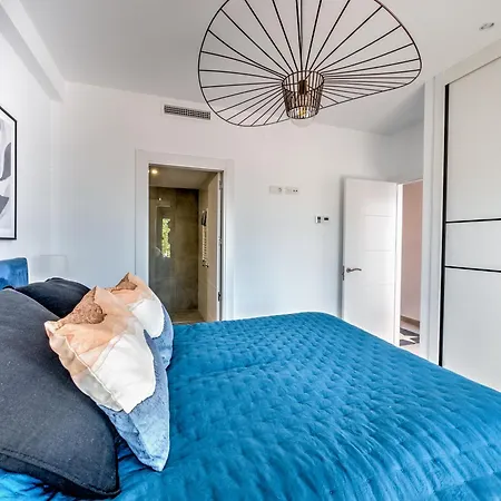 Semesterbostad New Luxurious House With Rooftop Terrace And Pool *