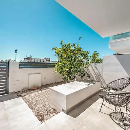 New Luxurious House With Rooftop Terrace And Pool