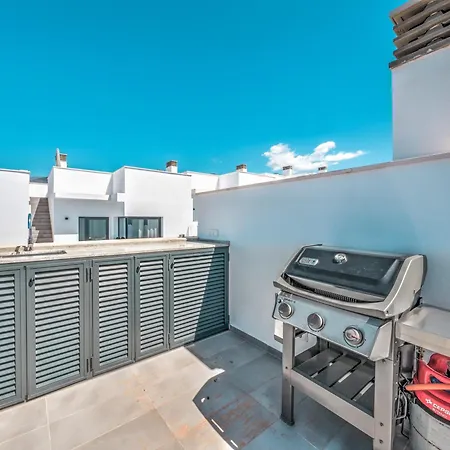 New Luxurious House With Rooftop Terrace And Pool Semesterbostad