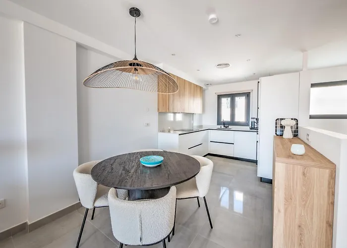 Semesterbostad New Luxurious House With Rooftop Terrace And Pool