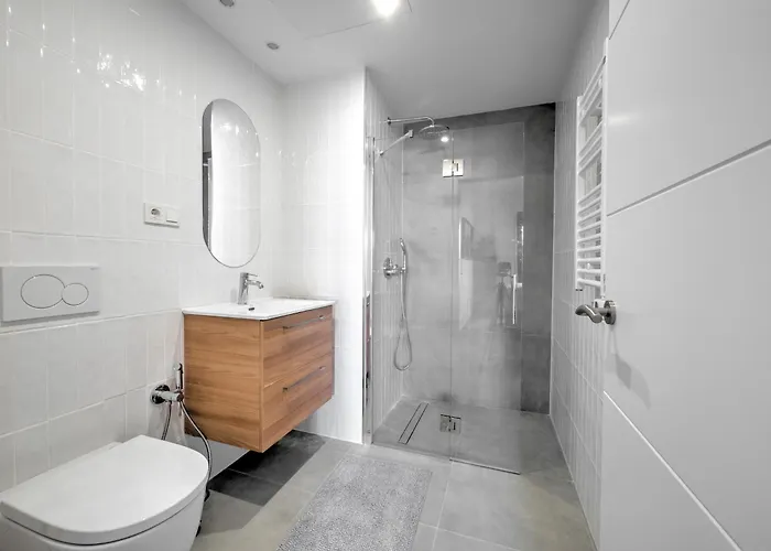 Semesterbostad New Luxurious House With Rooftop Terrace And Pool *