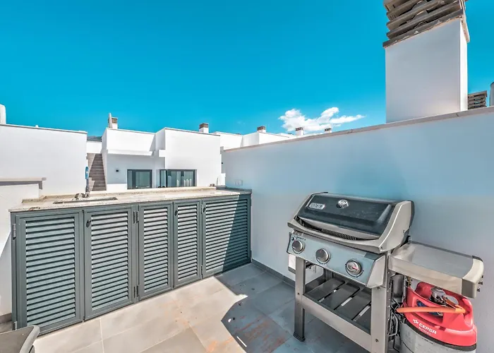 New Luxurious House With Rooftop Terrace And Pool Semesterbostad