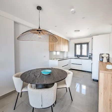 Сasa de vacaciones New Luxurious House With Rooftop Terrace And Pool