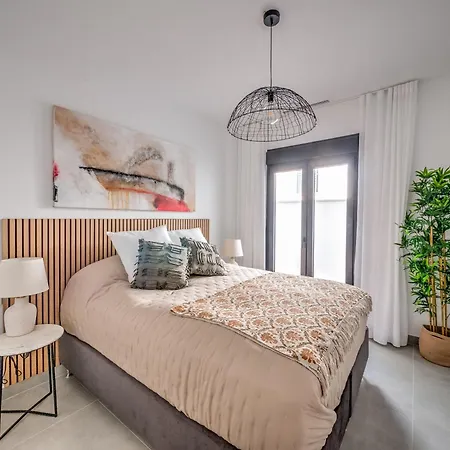 Сasa de vacaciones New Luxurious House With Rooftop Terrace And Pool
