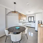 Holiday home New Luxurious House With Rooftop Terrace And Pool