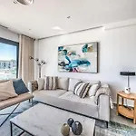 New Luxurious House With Rooftop Terrace And Pool Holiday home